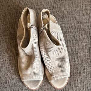 EUC Women's Size 9.5 light khaki color with wood heel Perforated leather Sandals